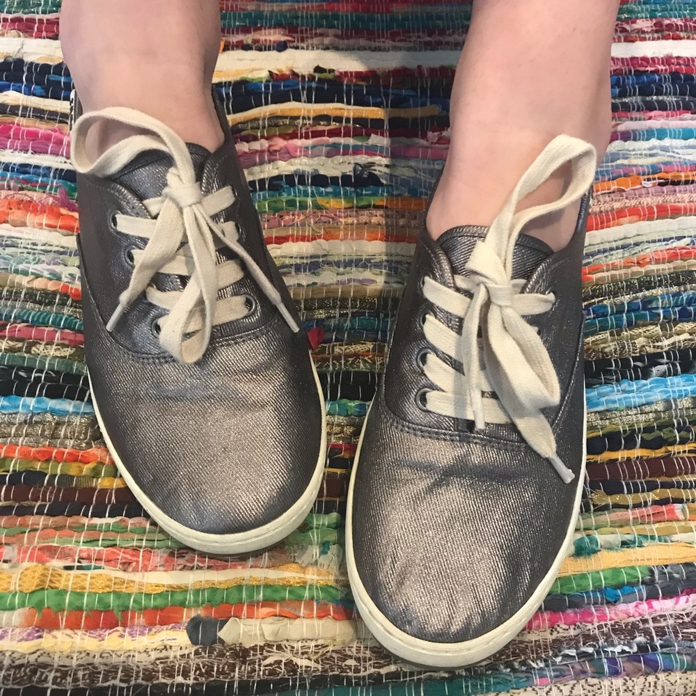 💎HP💎 Toas Silver Metallic Lace-Up Sneakers 10